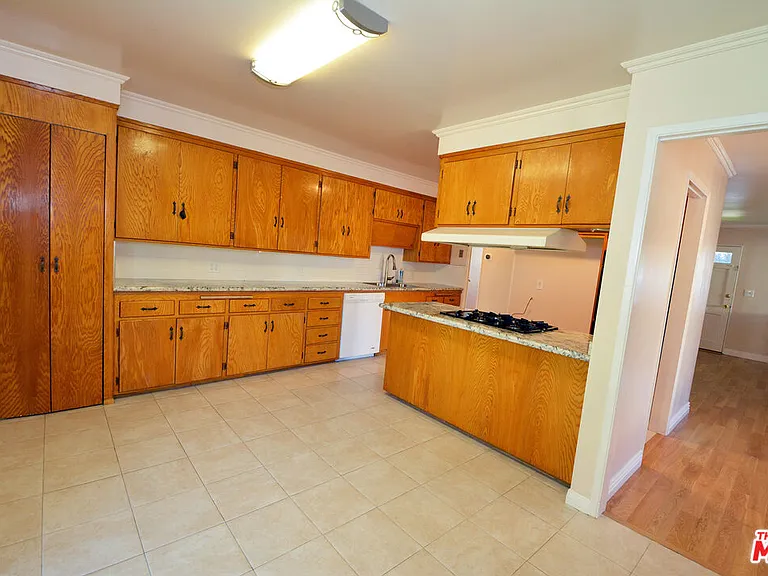 12944 Haynes St — Photo 9