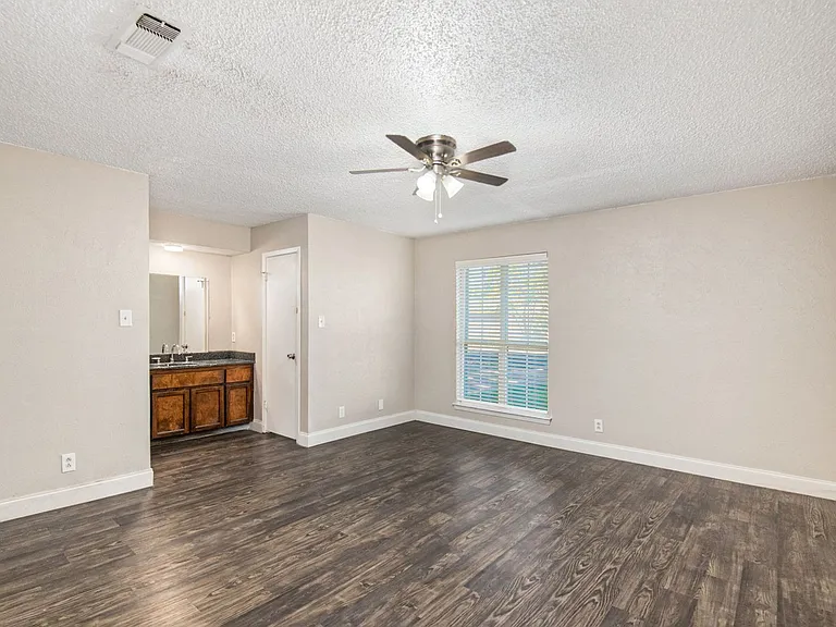 6915 W Cleburne Rd — Photo 14