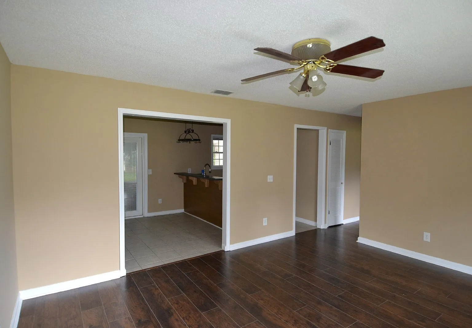 3 bed, 2.0 bath, 1375 sqft, $1,650 — Photo 4