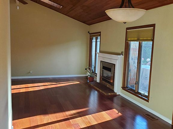 5th image of 14268 93rd Ct NE