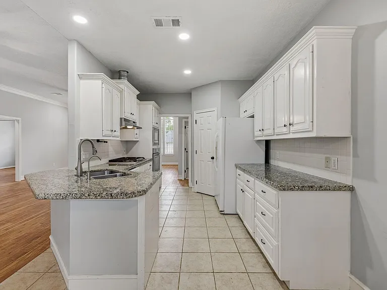 909 Katie Ln — Photo 14