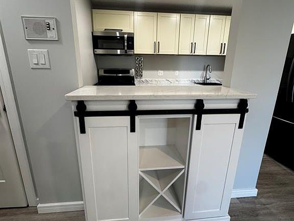 3rd image of UNIT 303-365 Kingsmere BOULEVARD