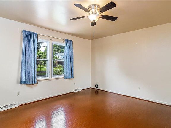 3rd image of 1015 Palm Ave NW