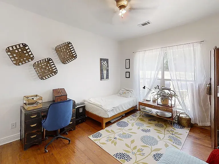 3 bed, 2319 sqft, $500 — Photo 2