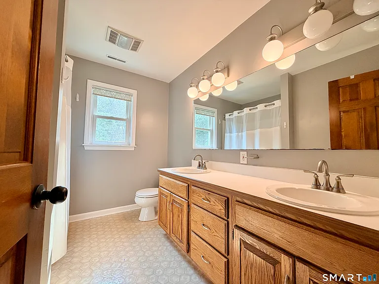 22 Hyde Park Dr — Photo 35