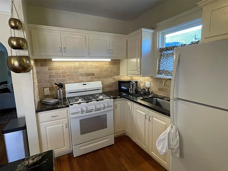 1604 Castle Ct — Photo 11