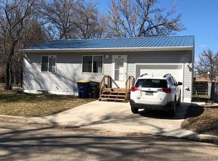 403 11th St NE, Jamestown, ND 58401