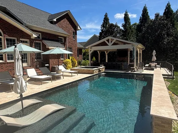 1022 Lake Forest Dr, Matthews, NC 28104