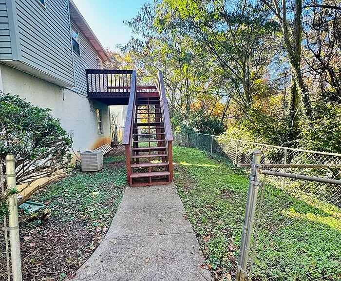 1221 Overton Ln — Photo 3