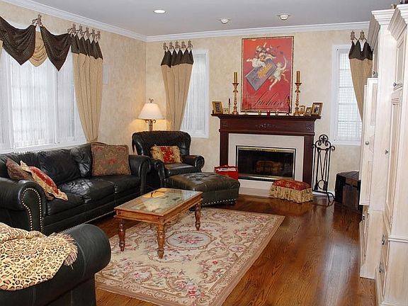 Family rm off Kitchen 9' Ceilings, Fireplace