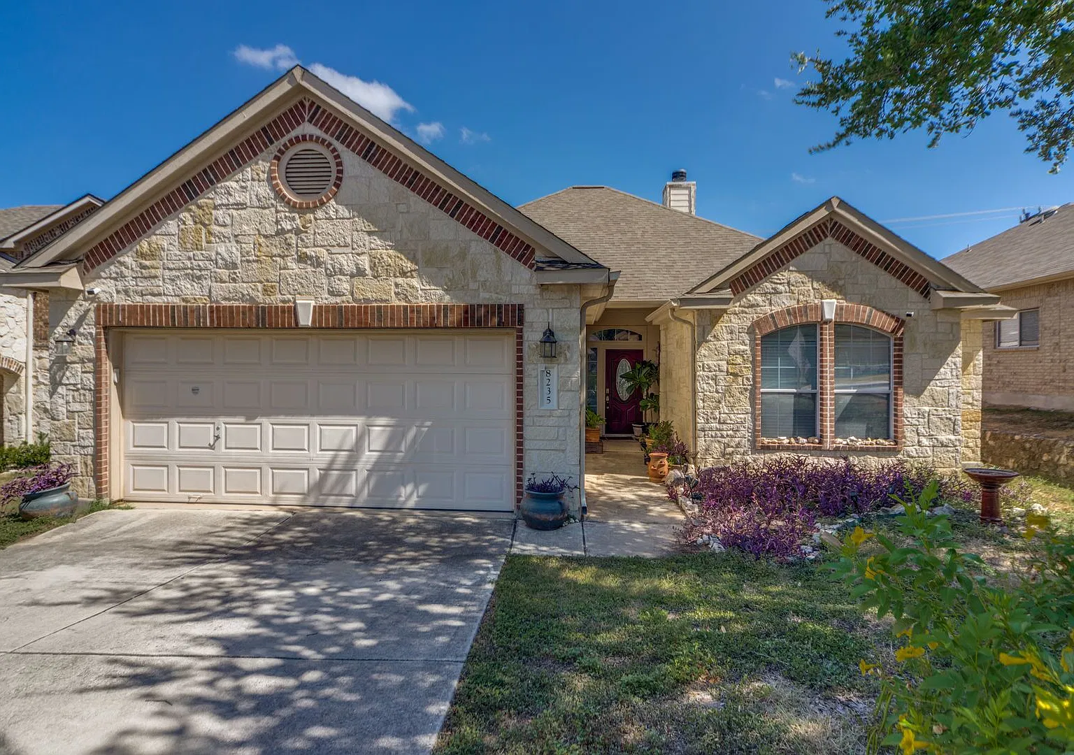 Beautiful Single Story Home In Hills Of Rivermist — Photo 1