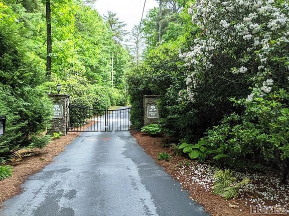 5th image of 22 Woods Summit Ln