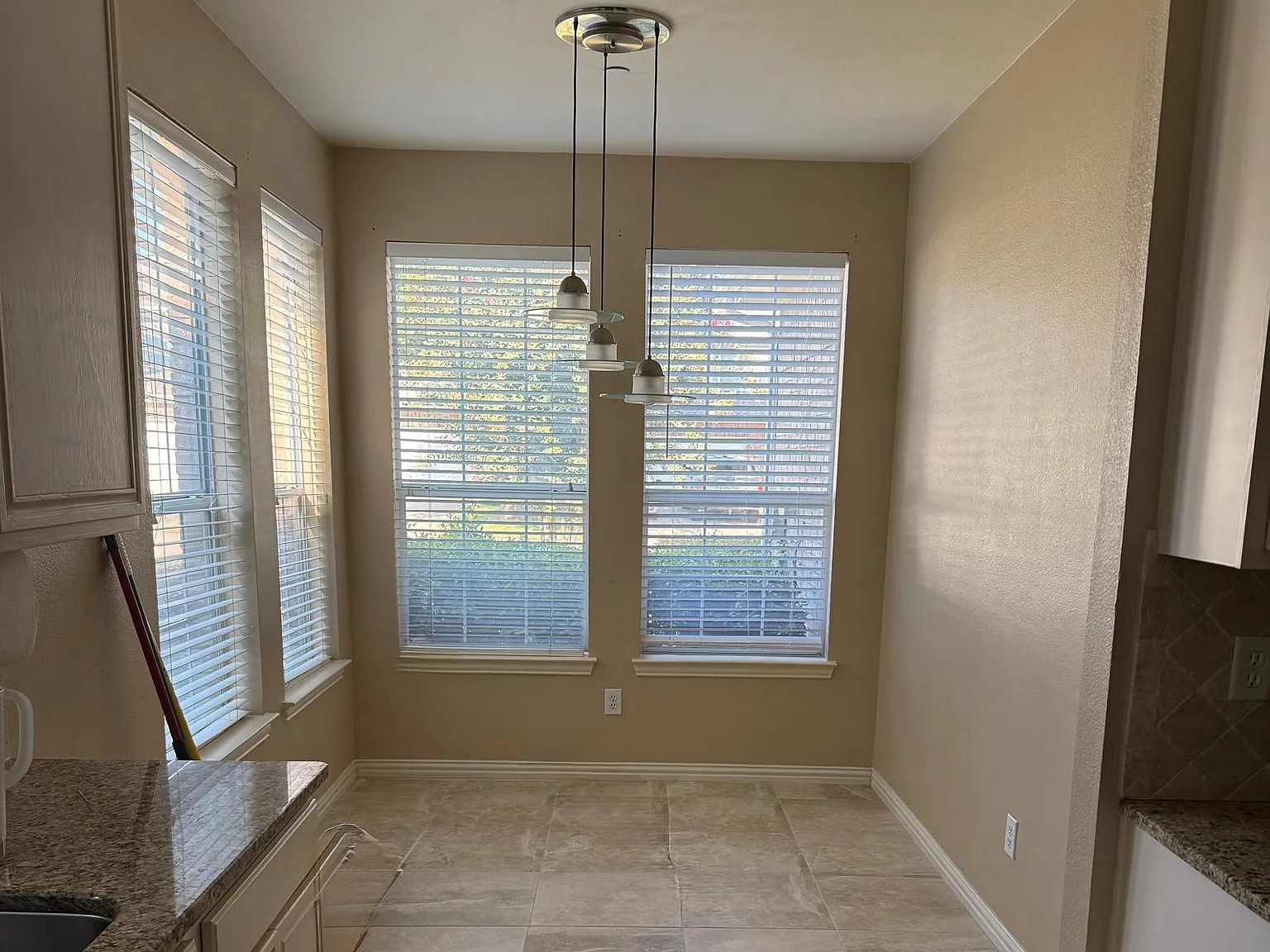 3 bed, 1940 sqft, $2,395 — Photo 3