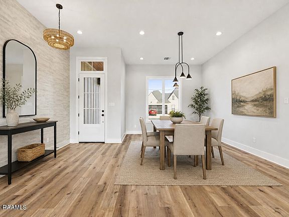 3rd image of 111 Travellers Palm Way