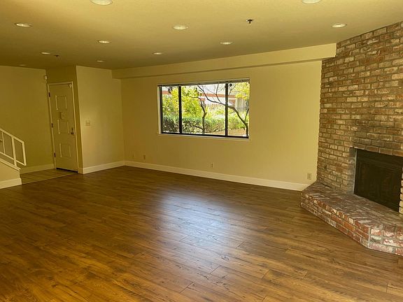4th image of 1002 Roble Ave #3