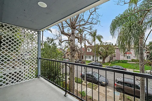 1026 Roswell Ave Photo 1