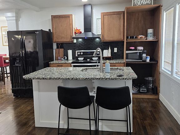 5th image of 625 W Stone St