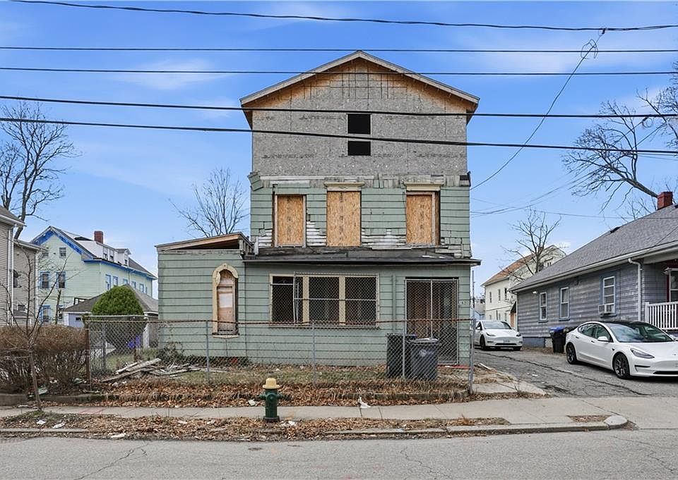 1st image of 102 Superior St