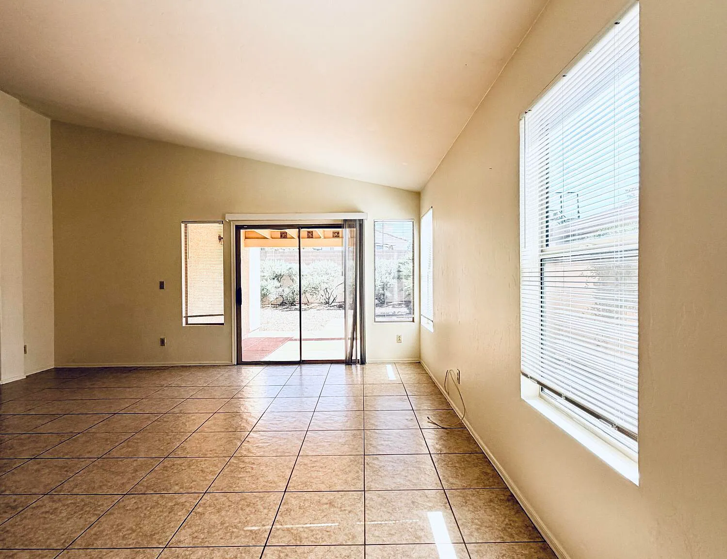 3 bed, 2.0 bath, 1521 sqft, $1,795 — Photo 2
