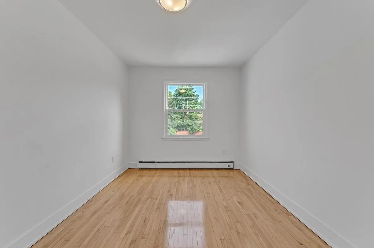 389 Yonge Street — Photo 2