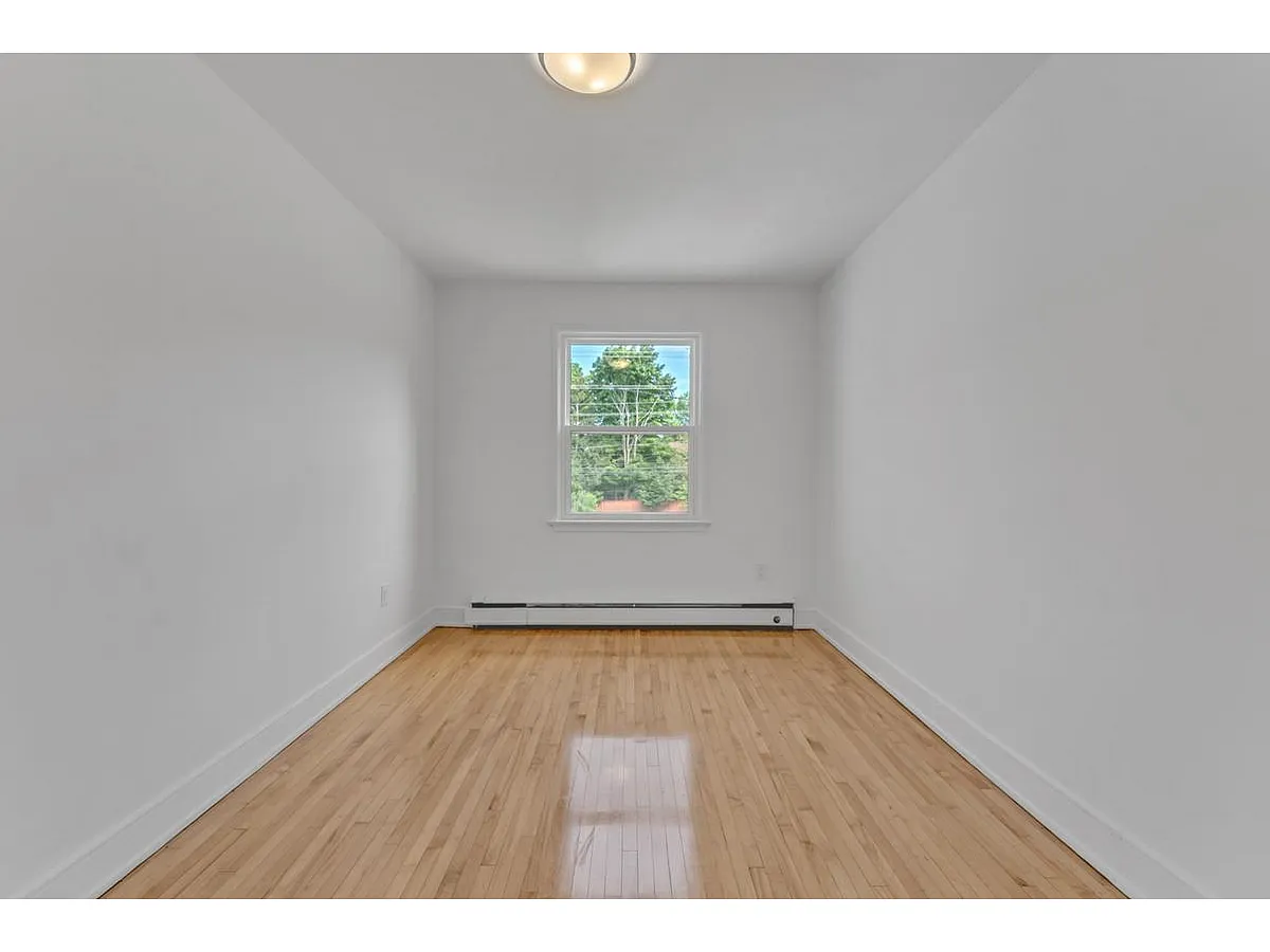 Building Photo - 389 Yonge St #401-3