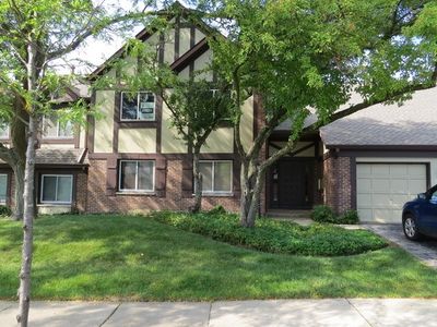 408 Sandhurst Cir APT A, Glen Ellyn, IL, 60137