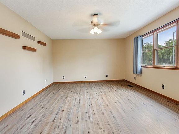 3rd image of 115 W Mill St