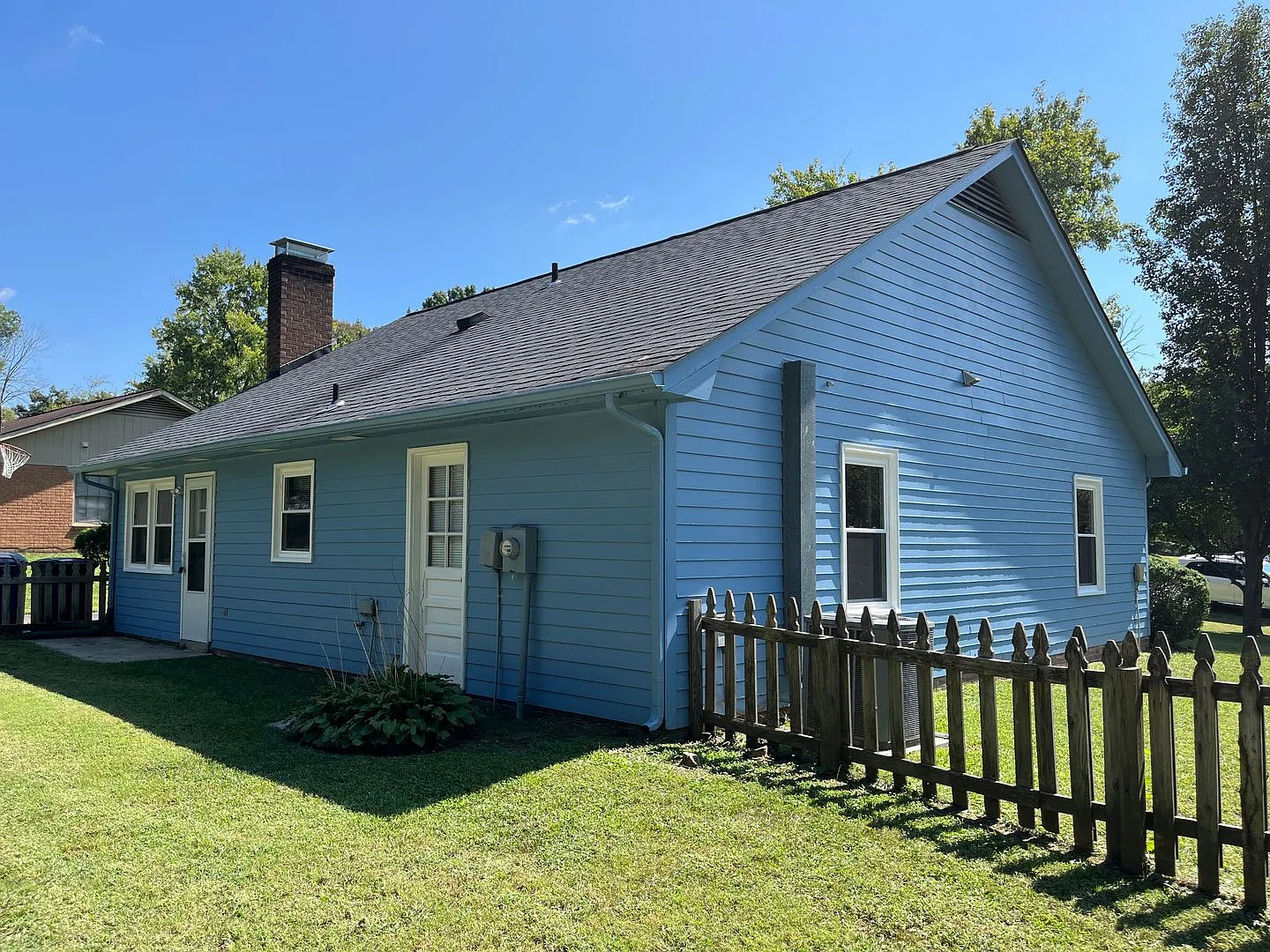 Charming 3 Bedroom, 1.5 Bathroom Home — Photo 4