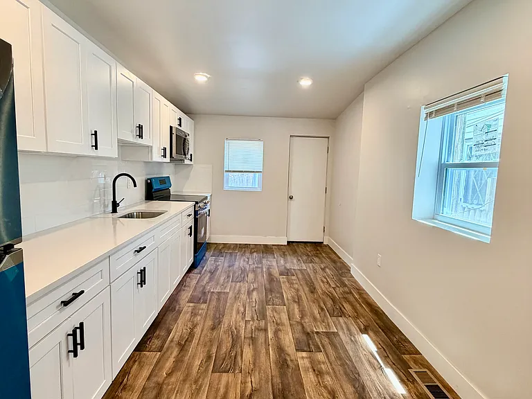 2073 Pickwick St — Photo 2