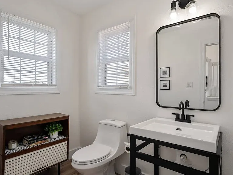 511 W Archdale St #A — Photo 10