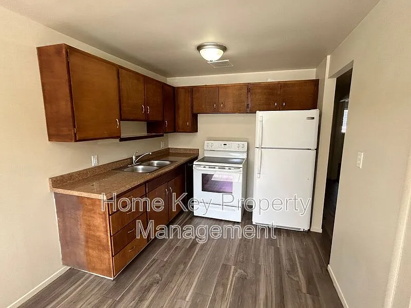 2 bed, 1.0 bath, 903 sqft, $1,300 — Photo 2
