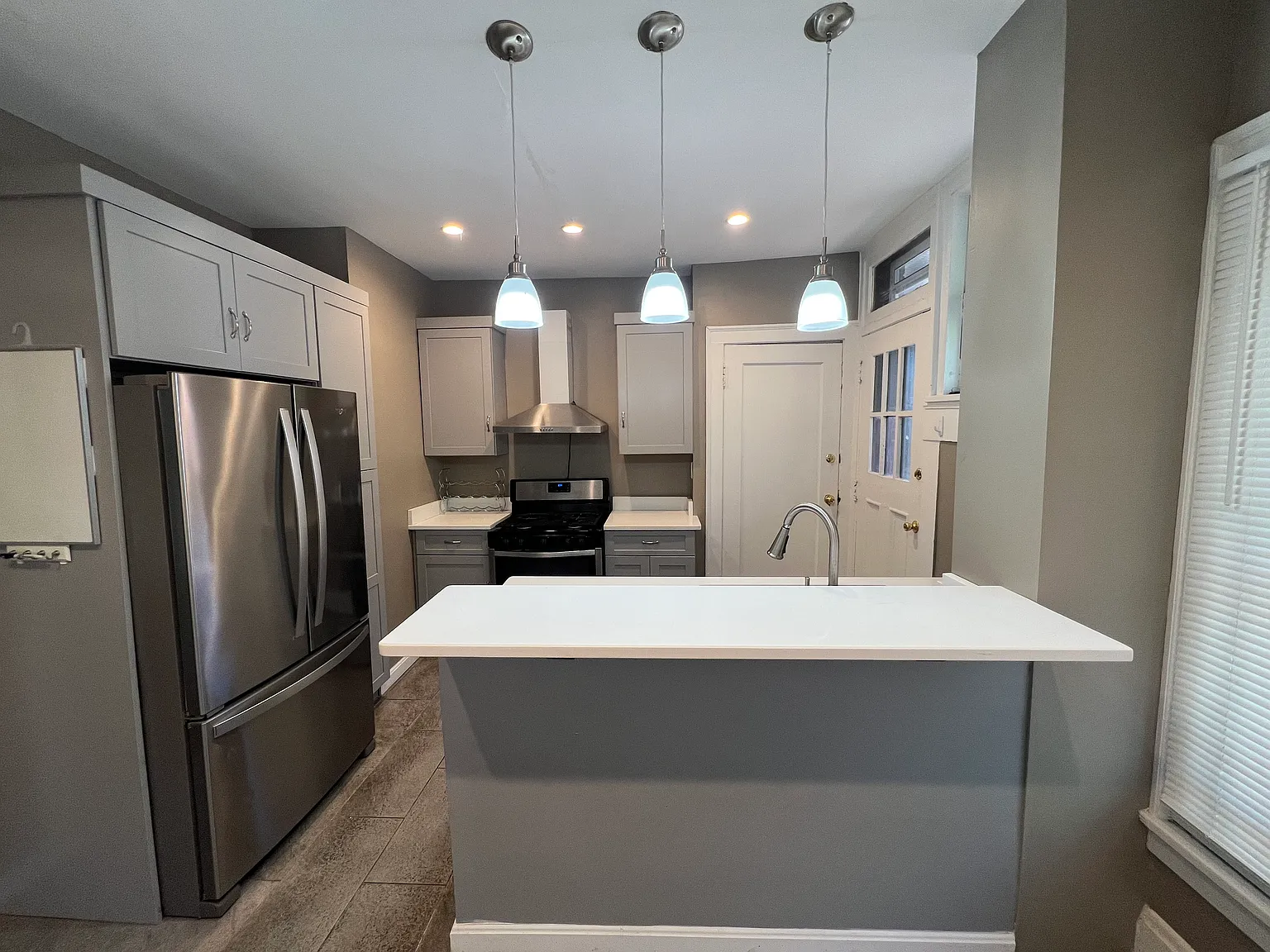4 bed, 2.5 bath, 3428 sqft, $2,500 — Photo 2