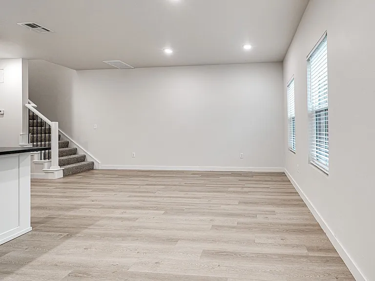 612 W 2nd St #100 — Photo 14