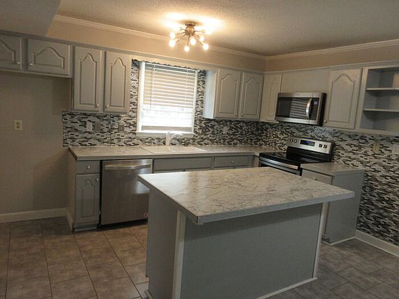 4th image of 593 Shady Grove Dr