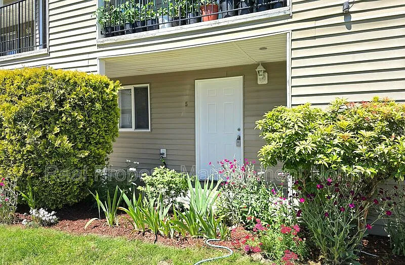 2 bed, 2.0 bath, 830 sqft, $1,695 — Photo 2