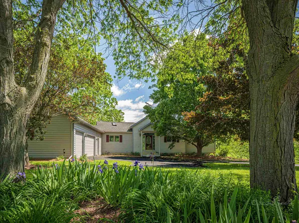 25 Tanager Ln, Galena, IL 61036