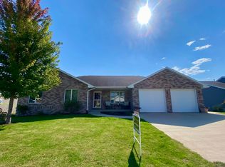 628 Meadowland Ct, Epworth, IA 52045