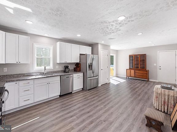 4th image of 20 Colgate Dr