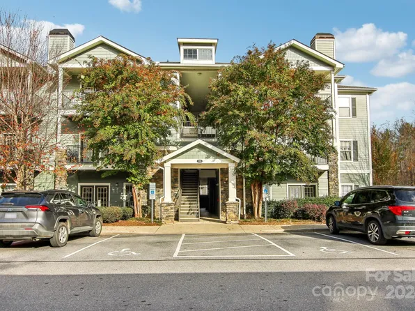 700 Vista Lake Dr APT 102, Candler, NC 28715