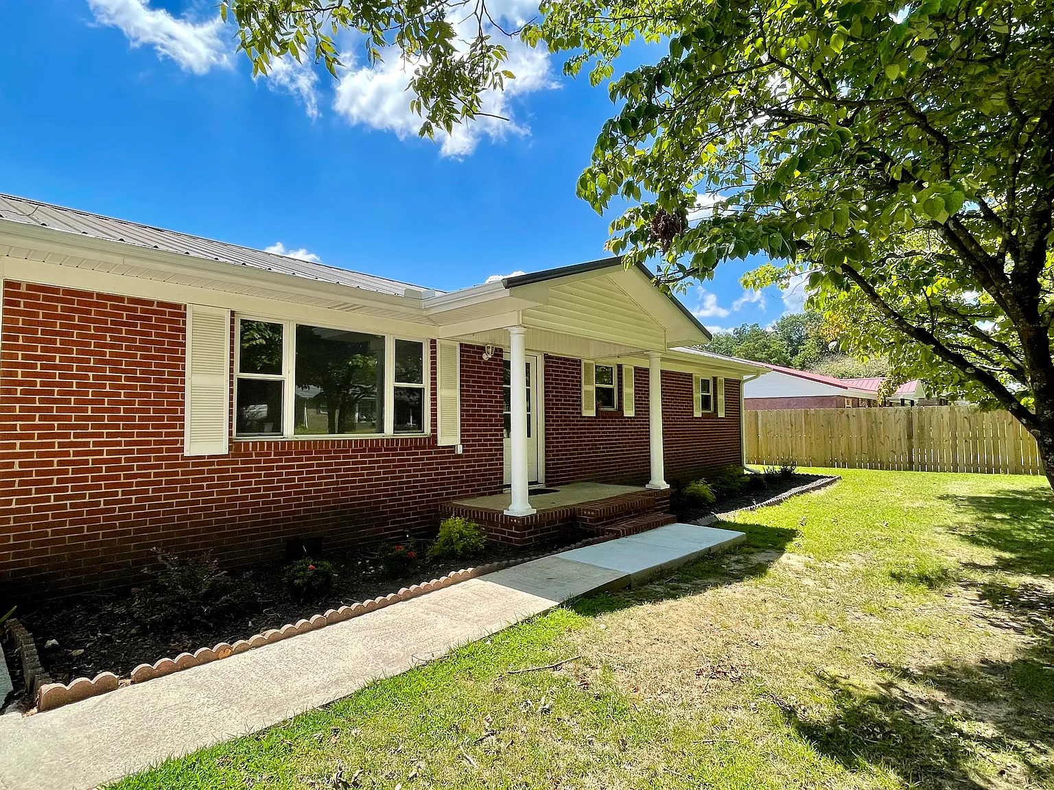 3 bed, 1.5 bath, 1674 sqft, $1,695 — Photo 2