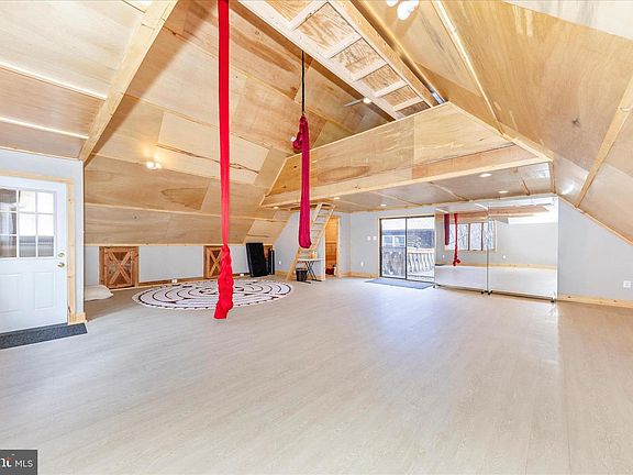 5th image of 1402 Hoffmaster Rd