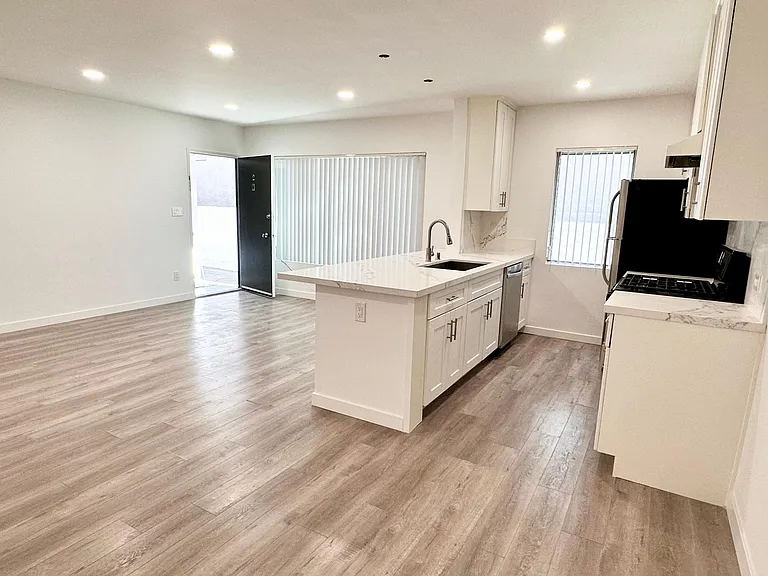 1638 Granville Ave #2 — Photo 6