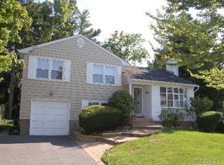 2 Meadow Rd, Massapequa Park, NY 11762