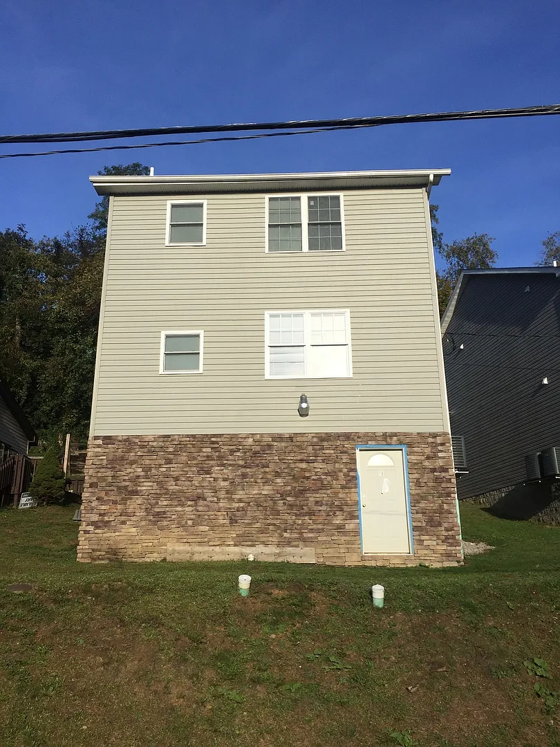 10 Highland — Photo 2