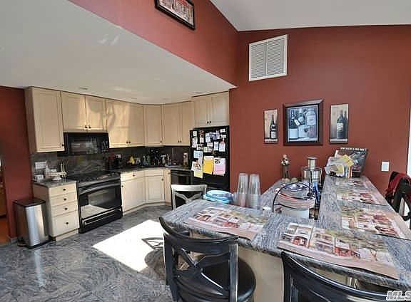3rd image of 928 N Park Ave