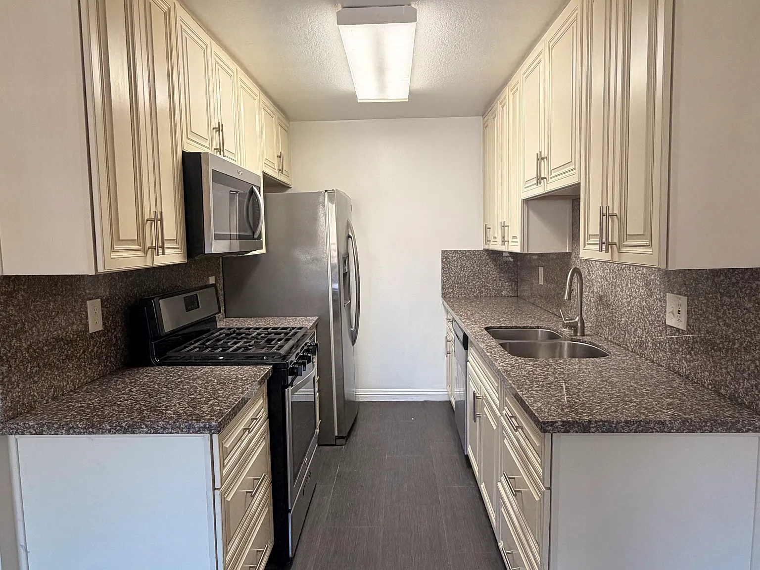 2 bed, 1000 sqft, $2,700 — Photo 2
