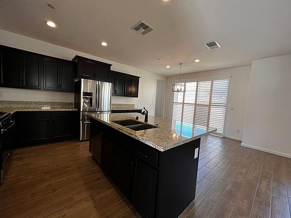 4th image of 742 Iris Dr