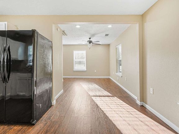 3rd image of 2102 N Galveston Ave