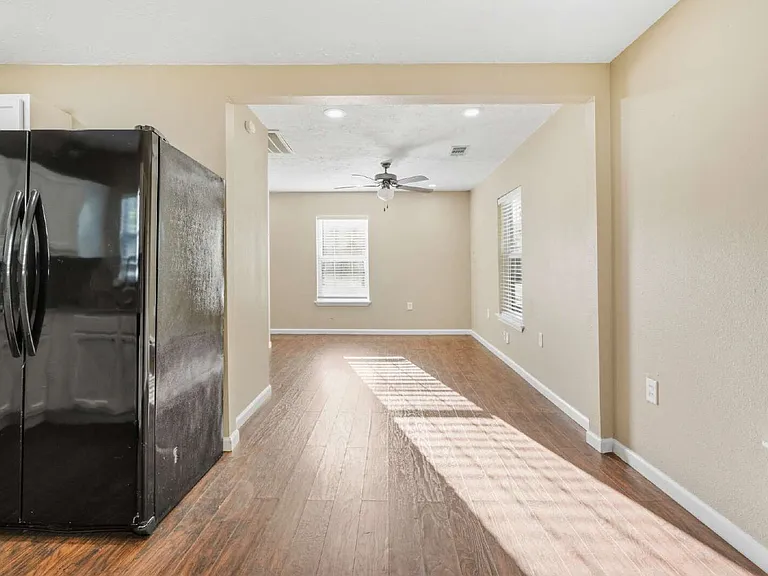 2102 N Galveston Ave — Photo 3