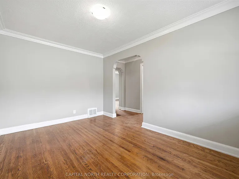 129 Brenda Cres — Photo 5